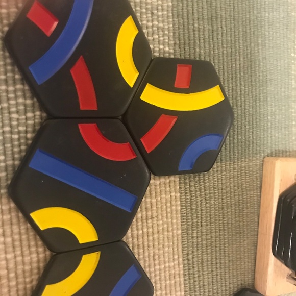 Tantrix; tile puzzle, brain teaser with wooden holder - Picture 4 of 5